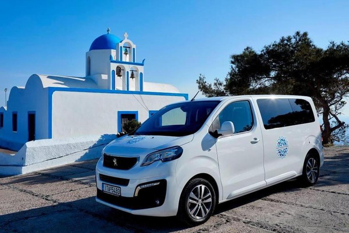 ένα άσπρο αυτοκίνητο παρκαρισμένο μπροστά από ένα κτίριο
