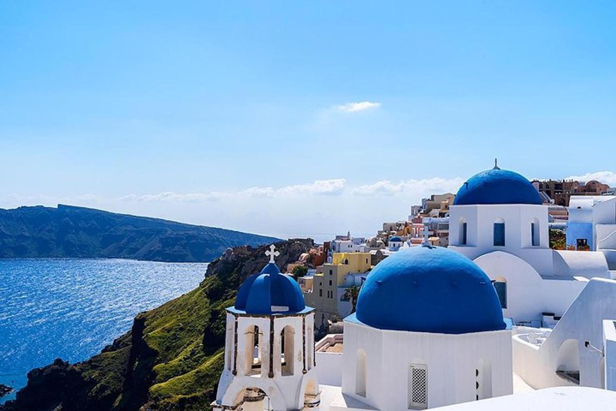 un gruppo di edifici con cupole blu e l'oceano