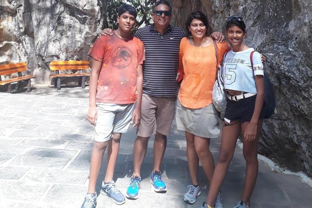 μια ομάδα τριών ατόμων που ποζάρουν για μια φωτογραφία
