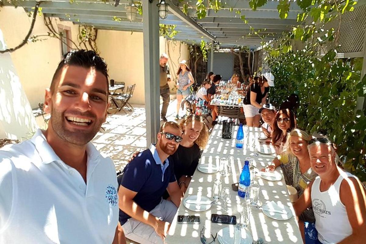 uzun bir masanın etrafında oturan bir grup insan
