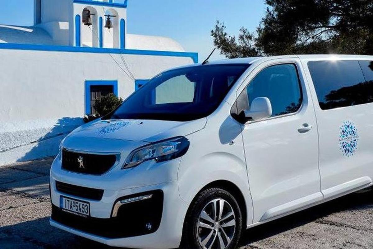 un'auto bianca parcheggiata davanti a un edificio
