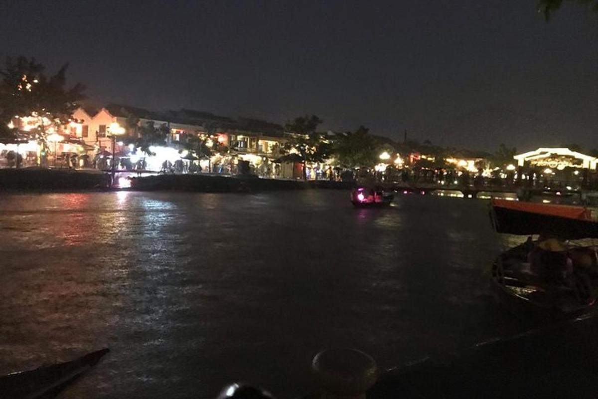 река ноћу са чамцем у води