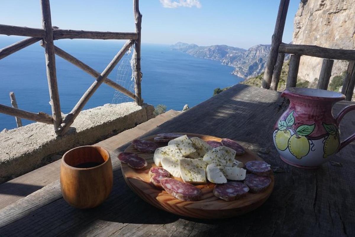 um prato de comida em uma mesa de madeira com um vaso