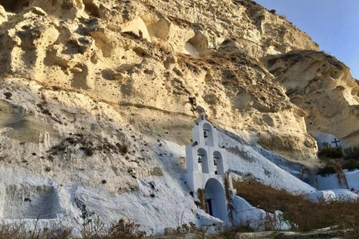 sebuah gereja kecil di tepi gunung
