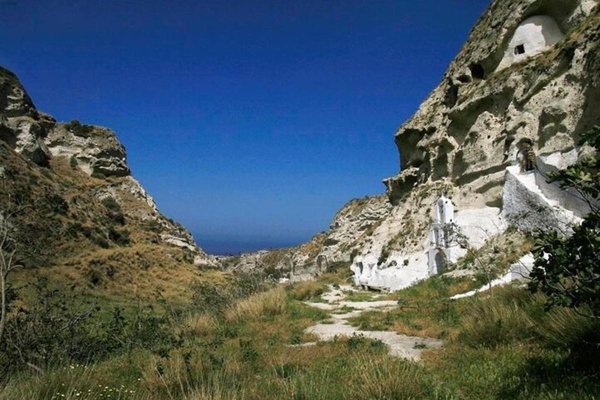 gunung berbatu dengan latar belakang lautan