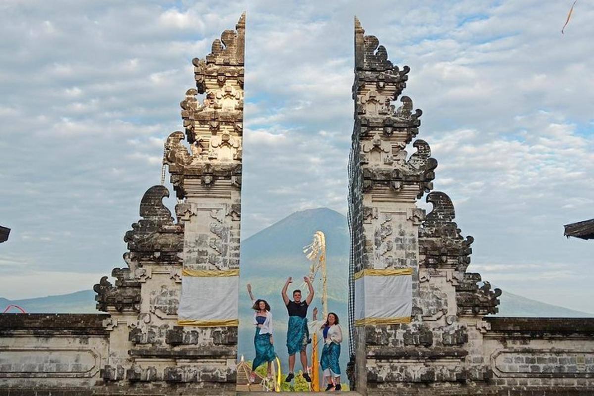 sekumpulan orang berdiri di hadapan monumen