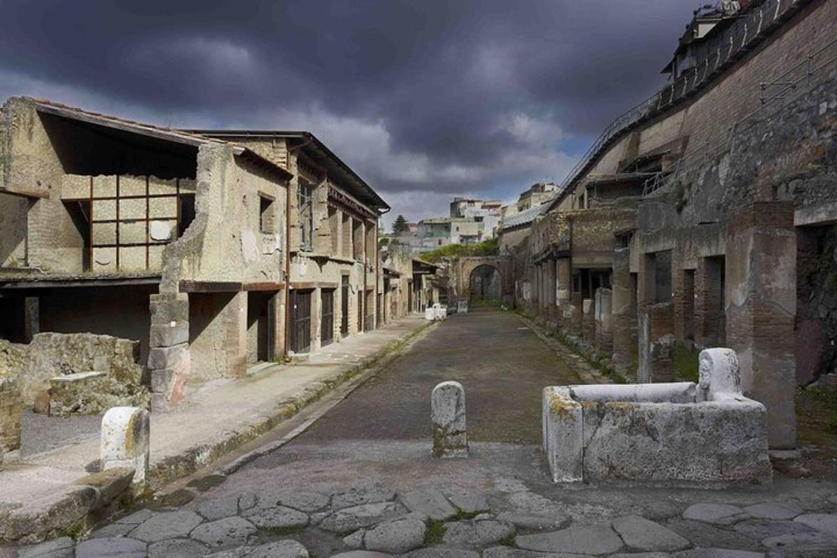 una strada vuota in una vecchia città con edifici