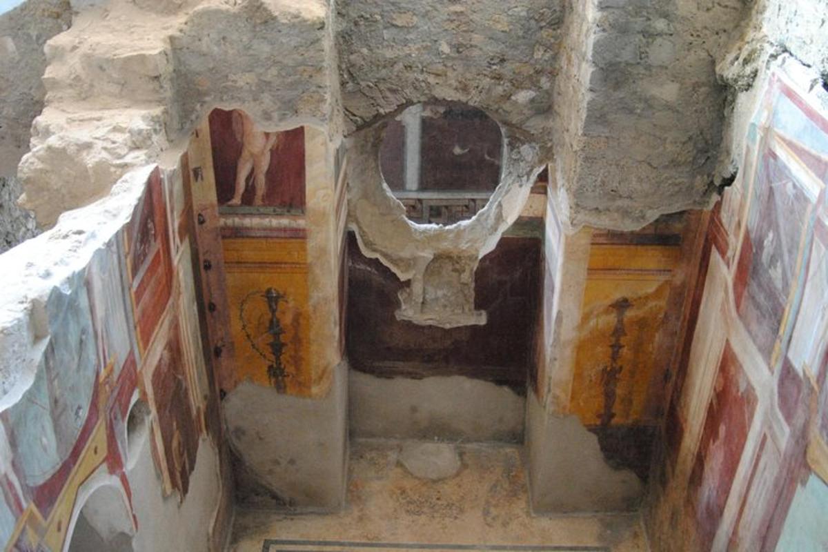 una stanza incompiuta con una finestra in un edificio
