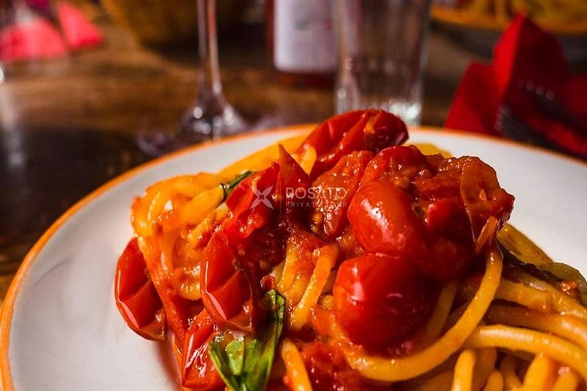 pinggan putih dengan pasta dan tomato dan sos
