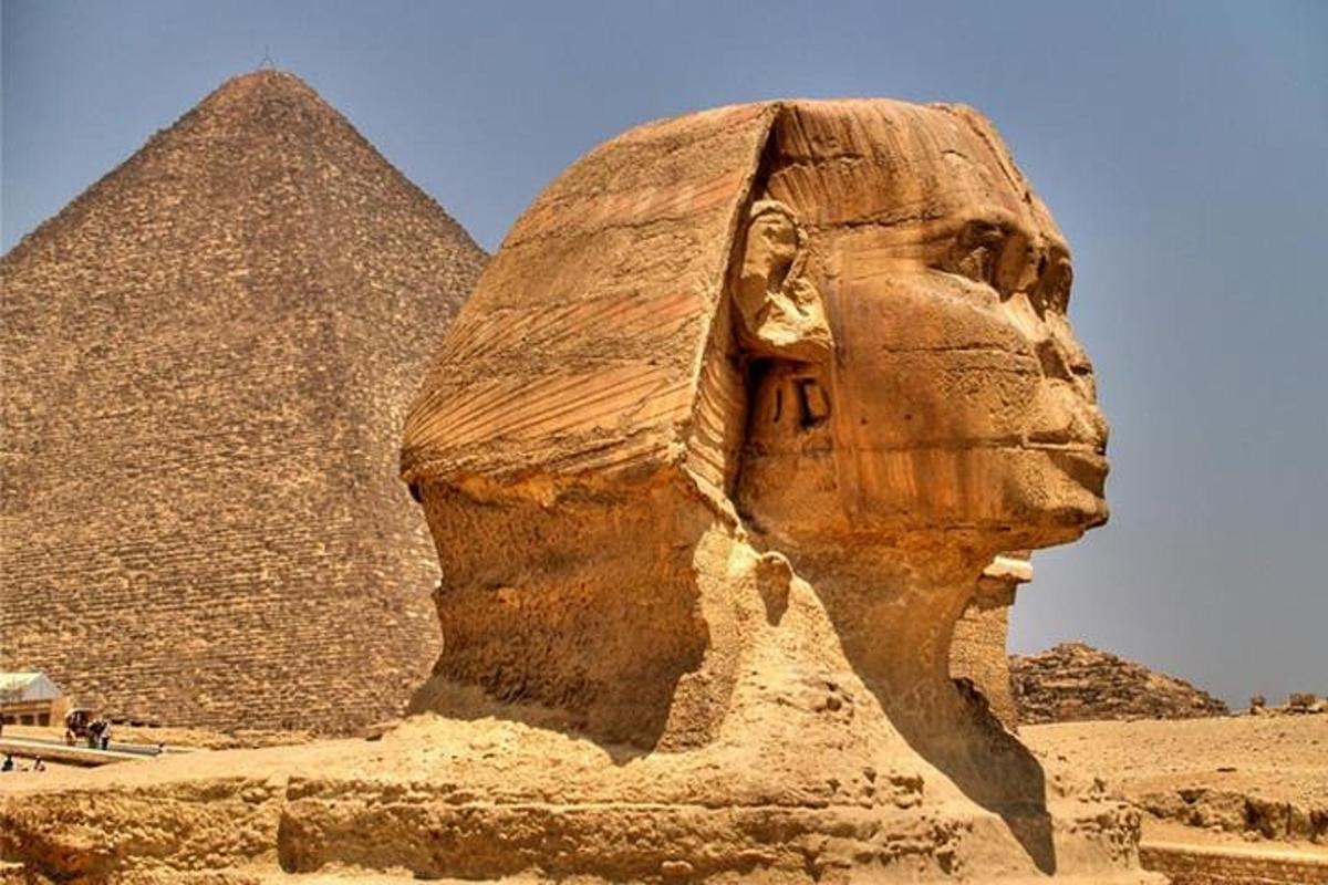 socha hlavy před pyramidami