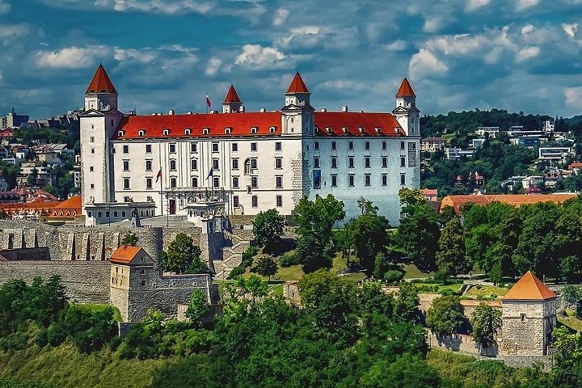 un grande edificio bianco con il tetto rosso su una collina