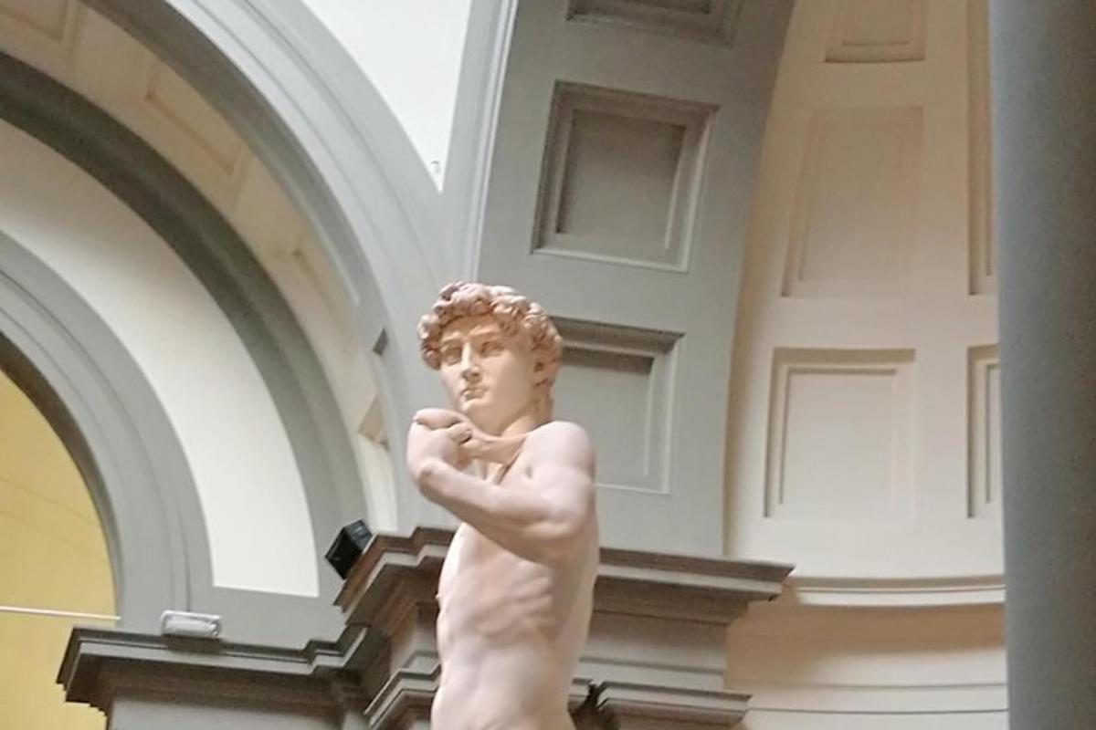 o statuie a unui bust de bărbat într-o clădire