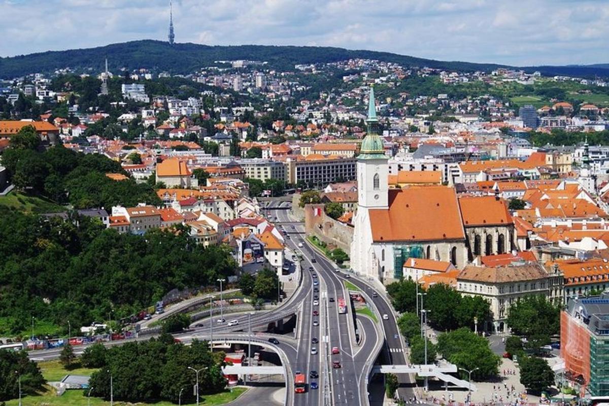 una vista di una città con una strada e degli edifici