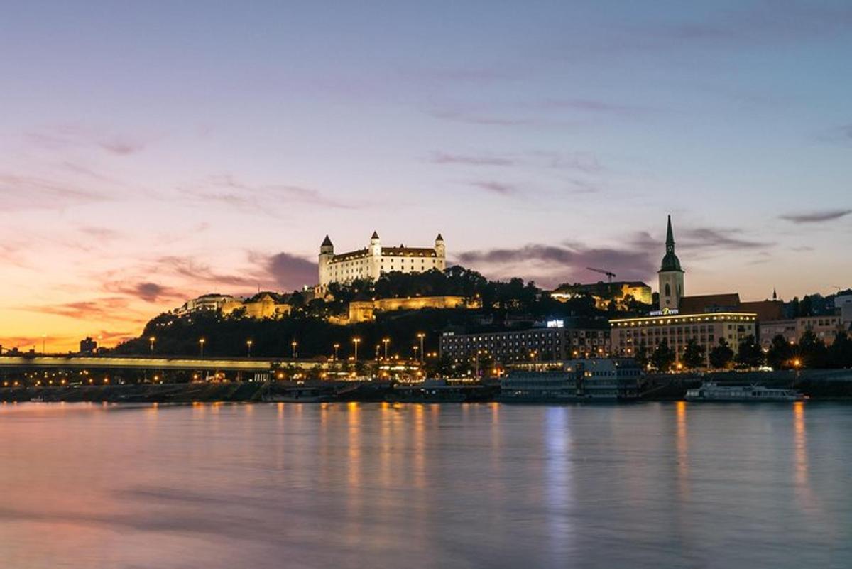una vista di una città dall'acqua al tramonto