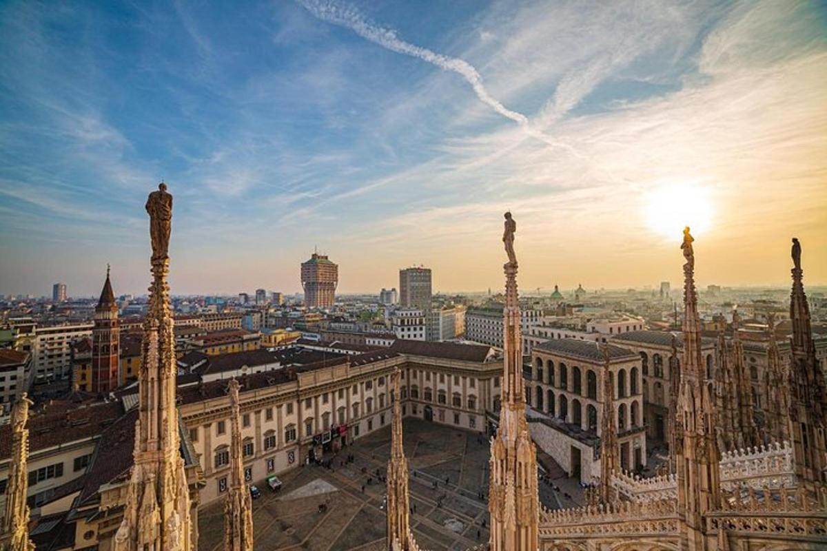 una vista di un grande edificio con una città sullo sfondo