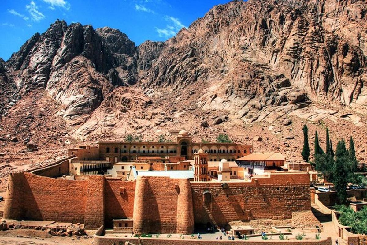 un bâtiment au milieu d'une montagne