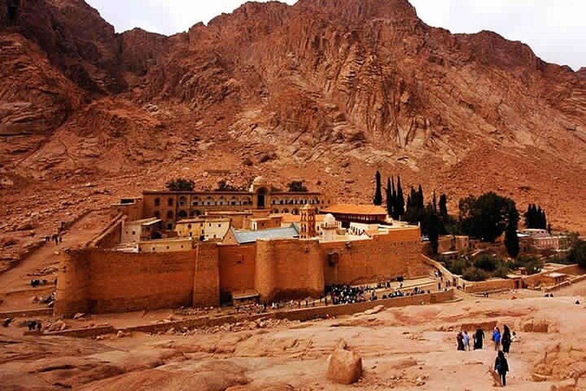 un grand bâtiment au milieu d'une montagne