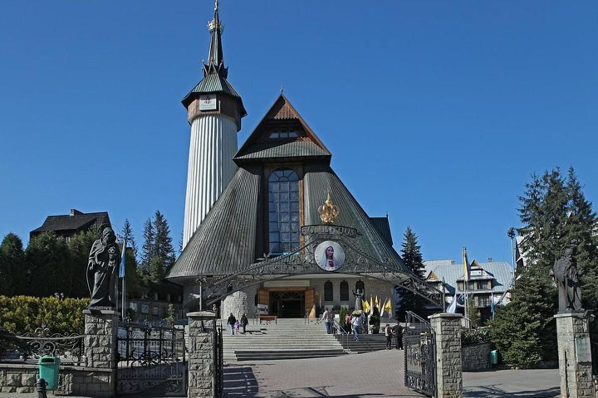 velká budova s věží na vrcholu