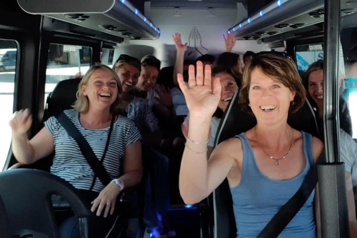 skupina lidí jedoucích v autobuse