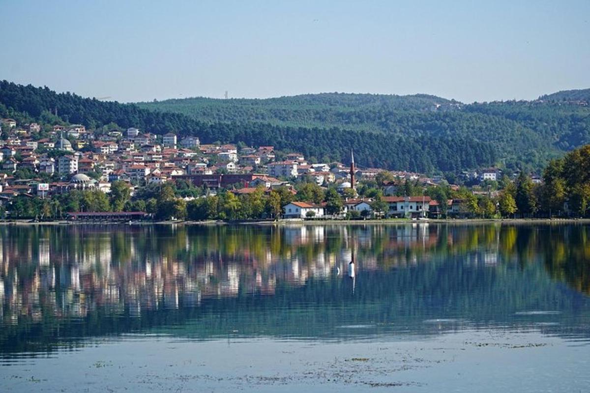una città sulla riva di un grande specchio d'acqua