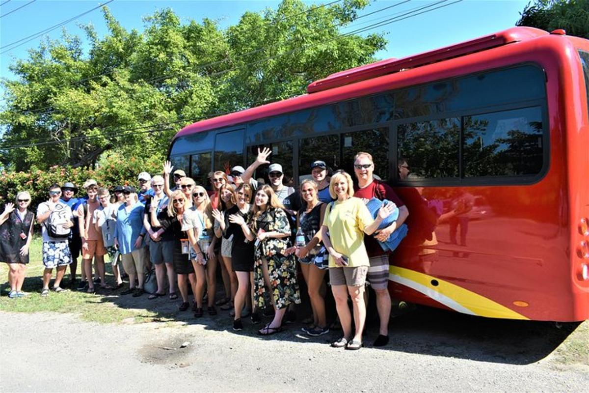 skupina lidí stojících před autobusem