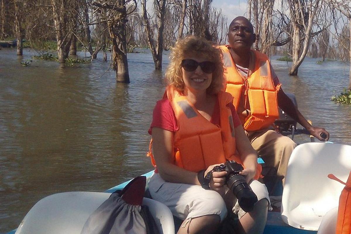 una donna seduta su una barca in acqua