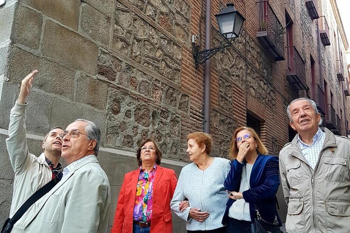 skupina lidí stojících před budovou