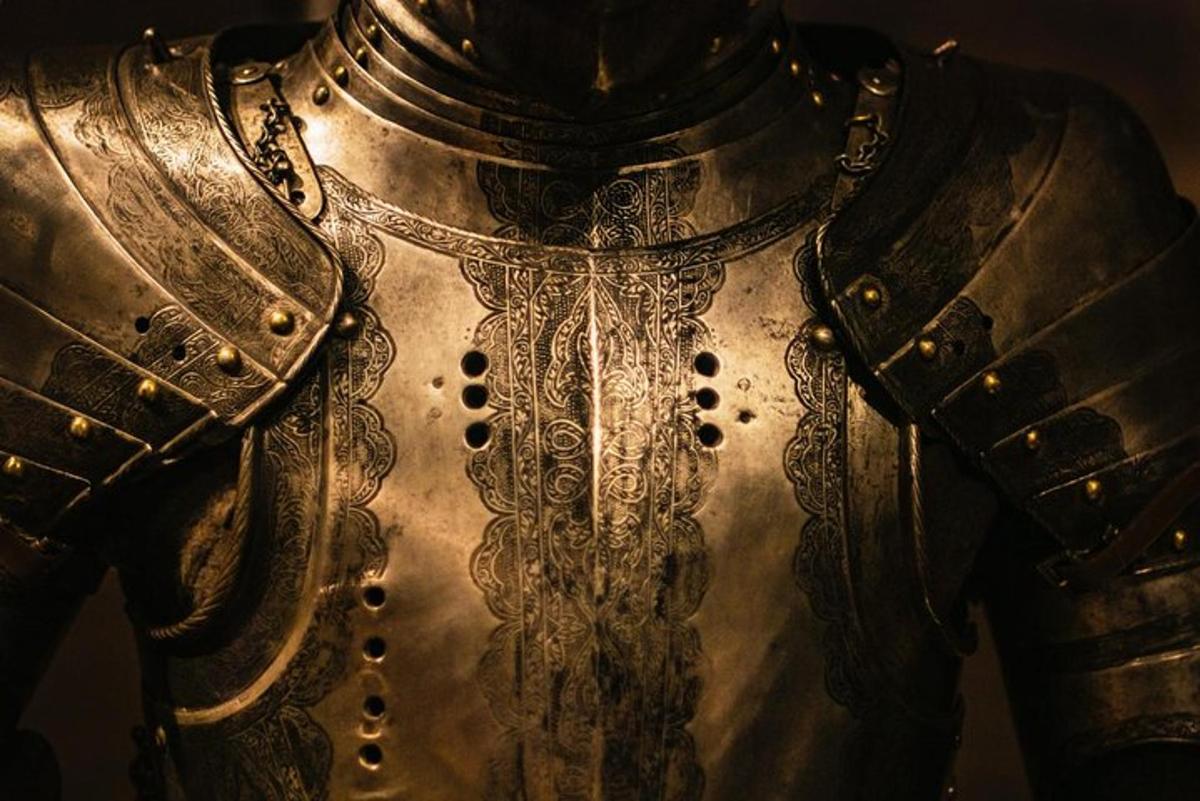 detail vystaveného stříbrného obleku