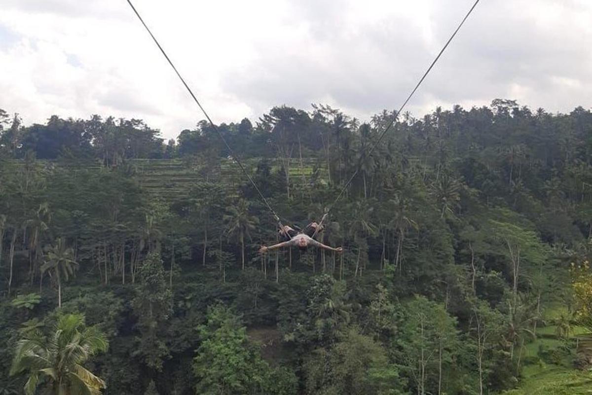 osoba na zip line v džungli