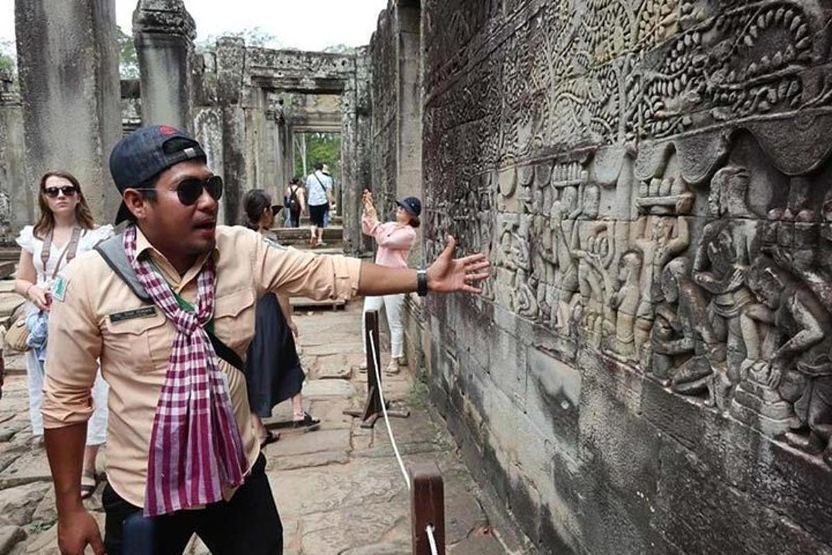 seorang pria berdiri di samping tembok di kuil