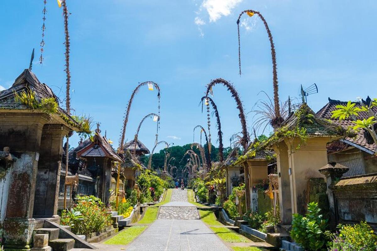 una strada vuota in un villaggio asiatico con edifici