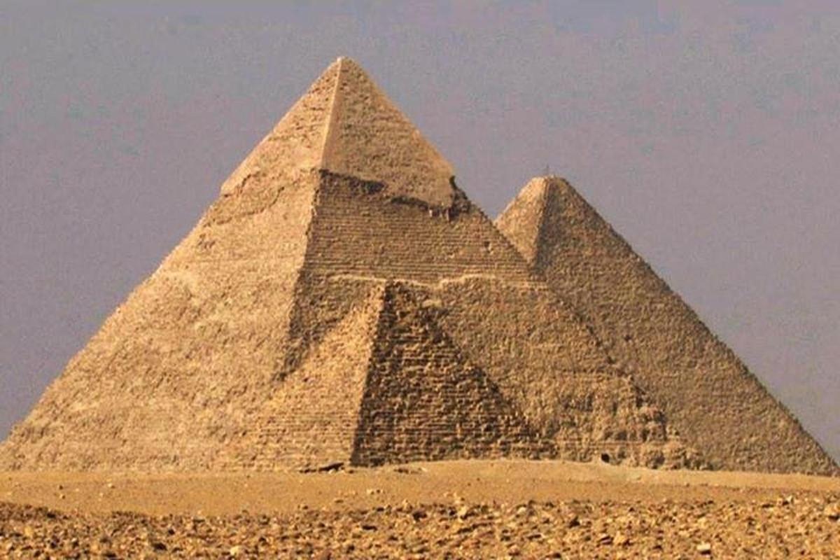 un grupo de pirámides en el desierto