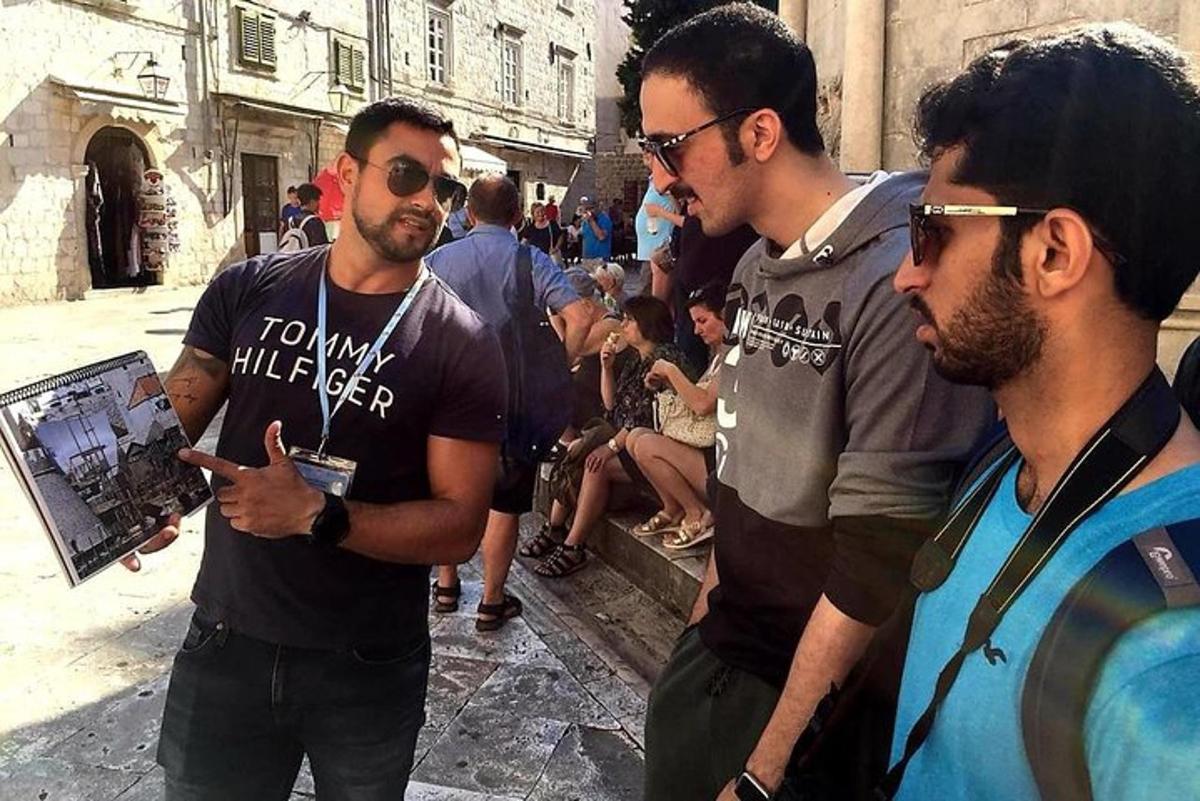Un grupo de hombres de pie en una calle