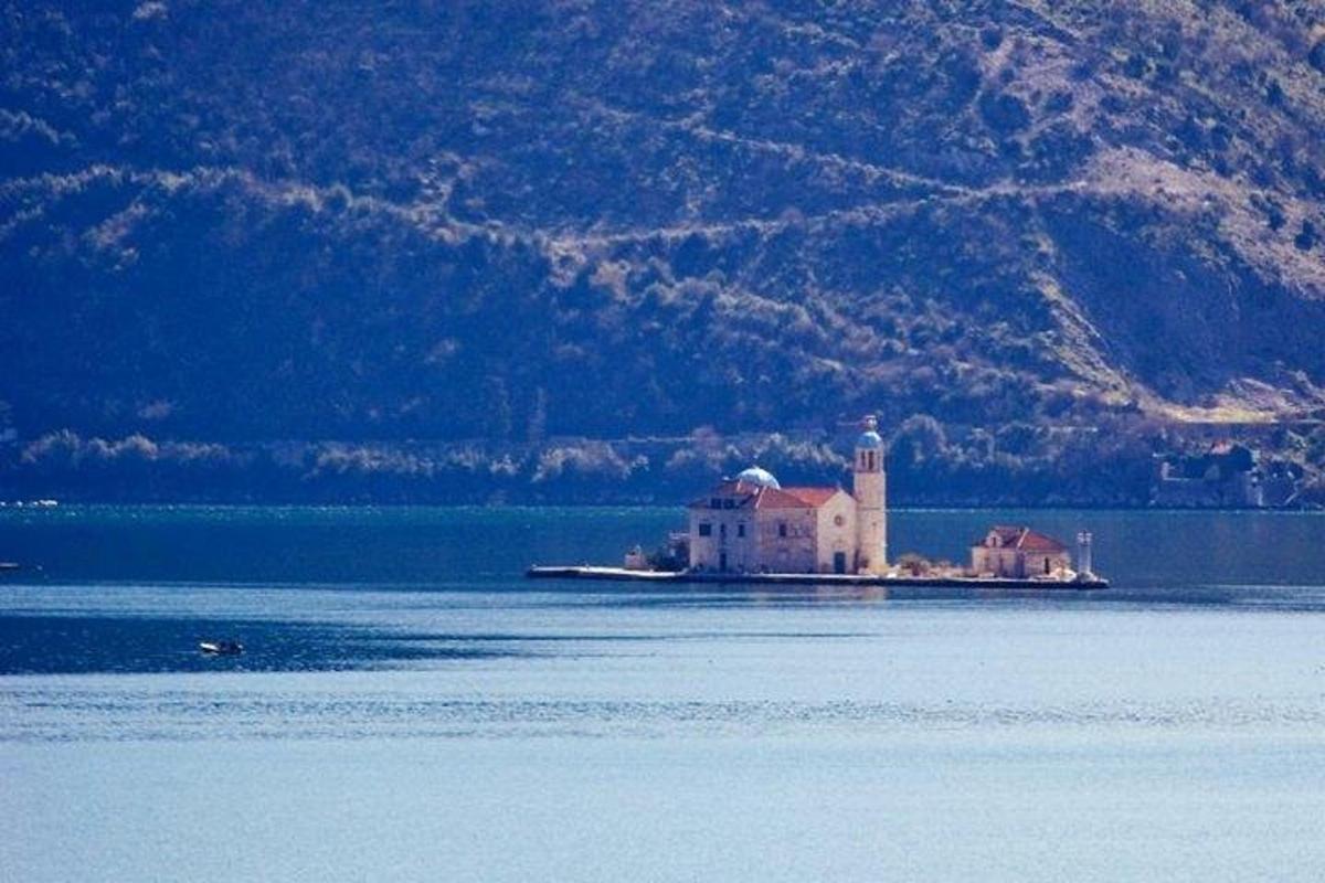 una illa al mig de l'aigua amb un far