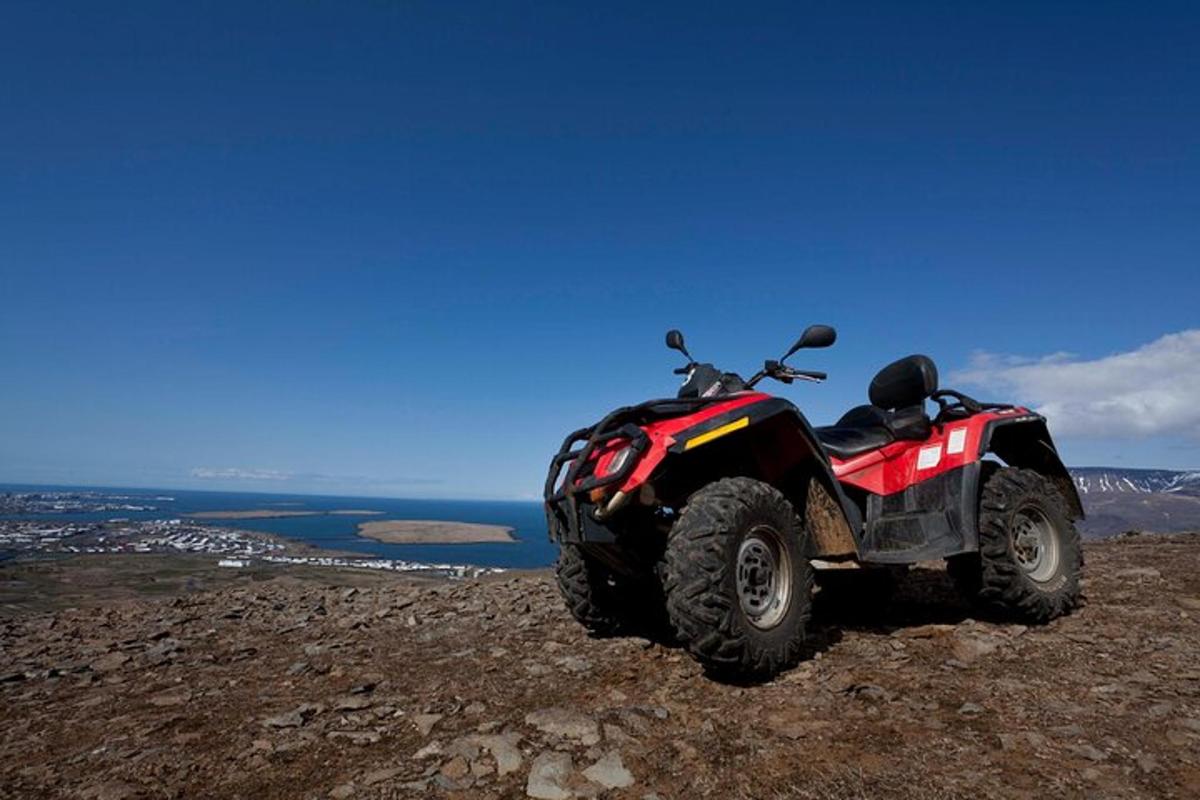 mäeküljele pargitud ATV