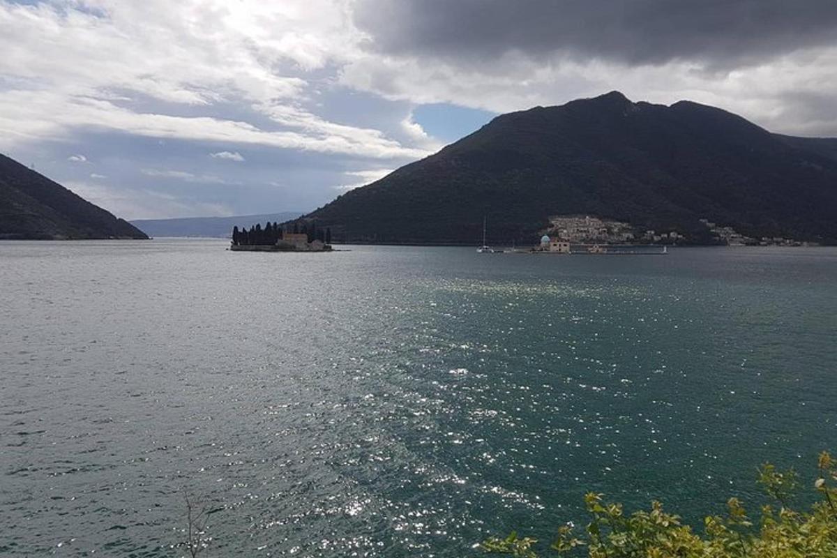 una gran massa d'aigua amb una muntanya al fons