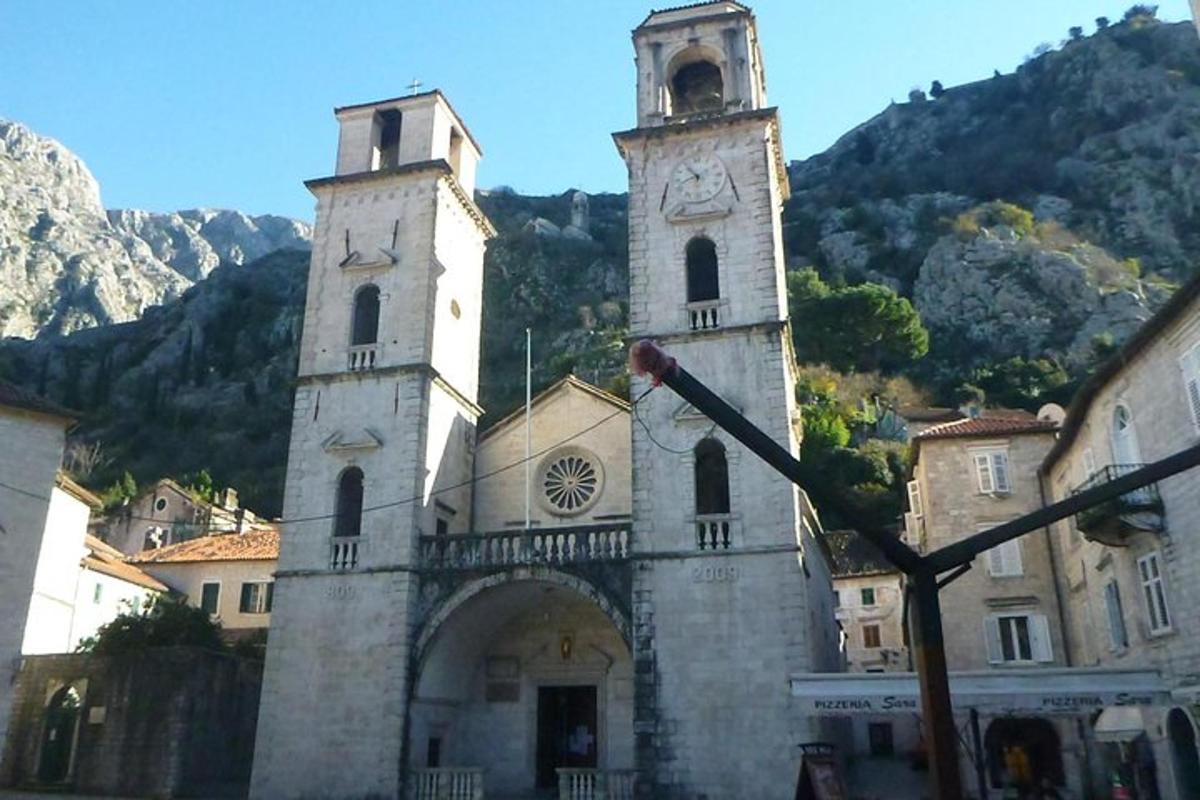 una església antiga amb dues torres a la muntanya