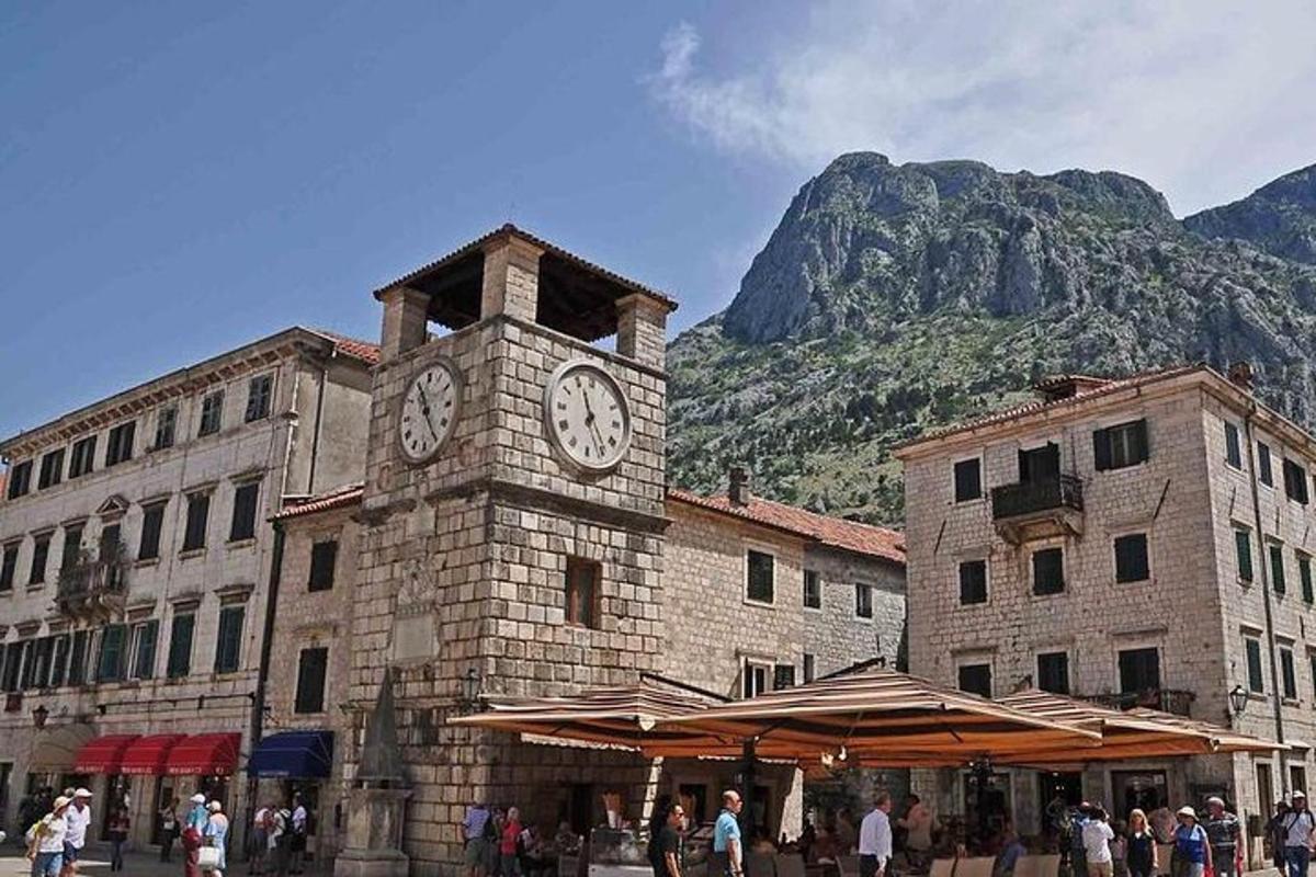 un edifici amb una torre de rellotge davant d'una muntanya