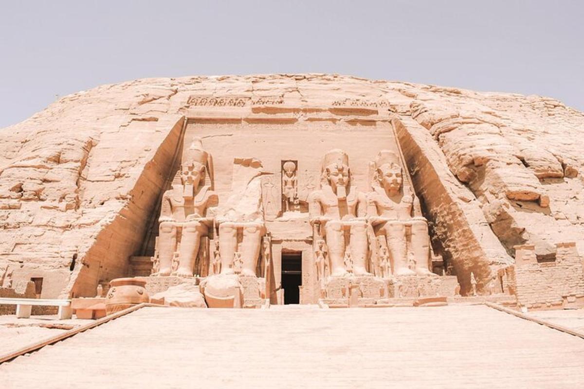Pogled na vhod v tempelj Abu Simbel
