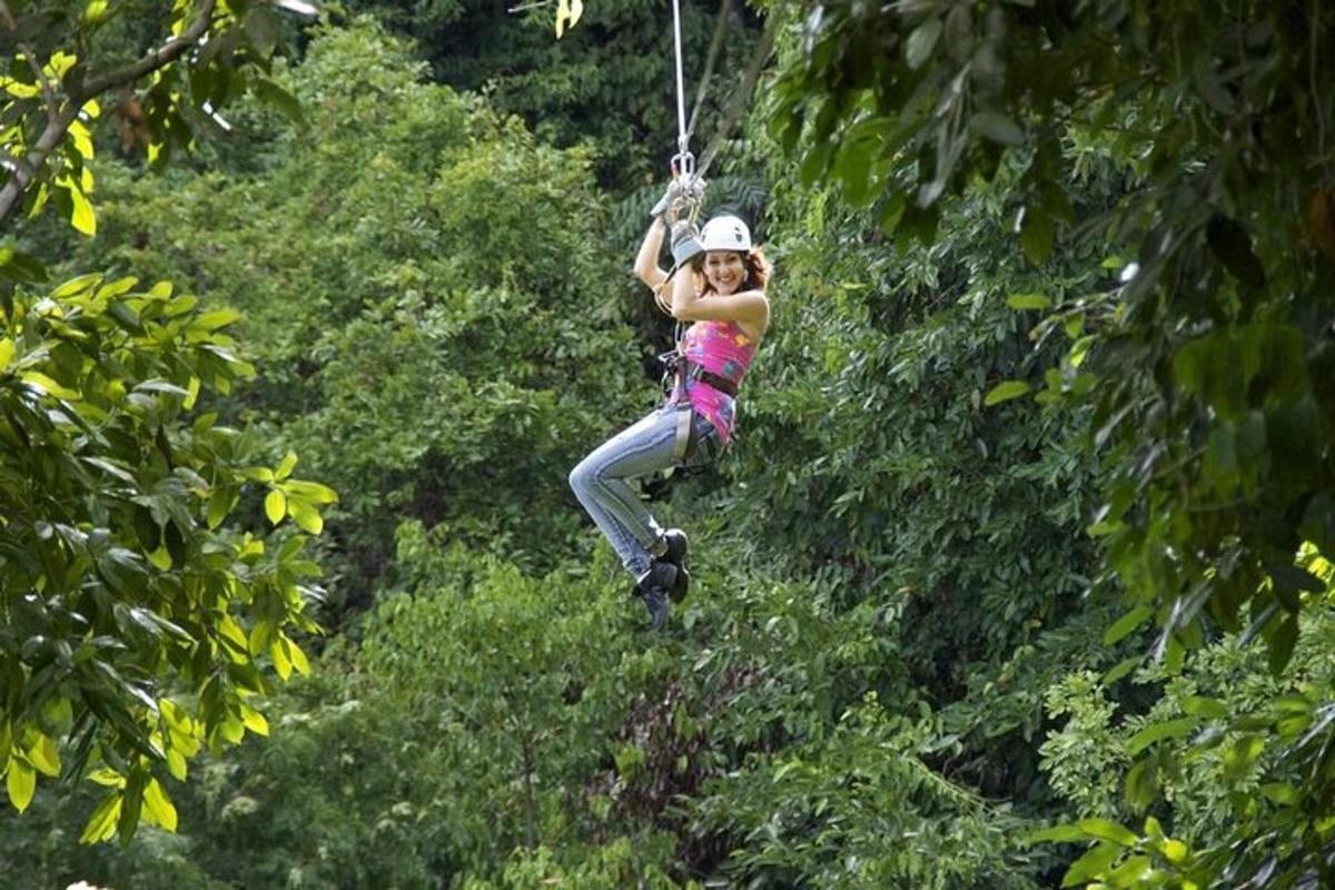 seorang wanita yang tergantung pada zip di dalam hutan