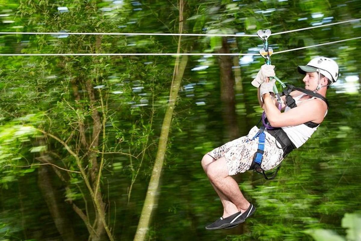 seorang lelaki menaiki zip line
