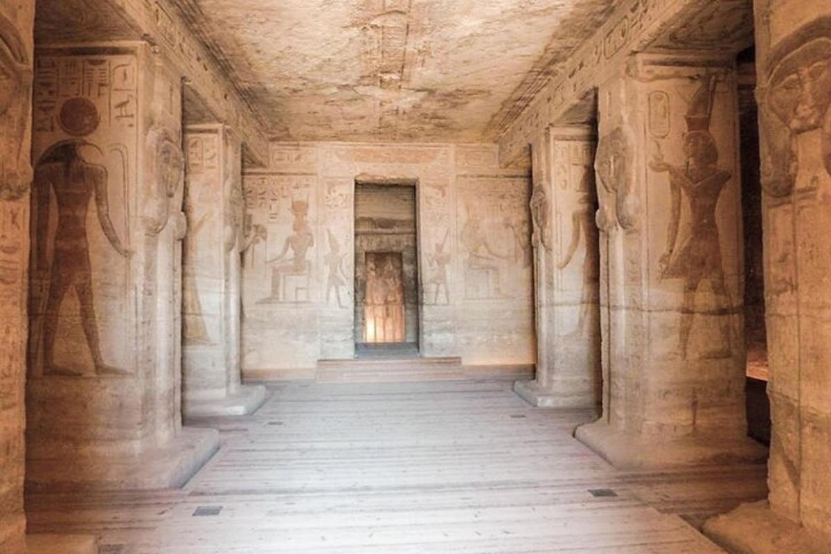 un couloir vide dans un ancien bâtiment avec des peintures sur les murs