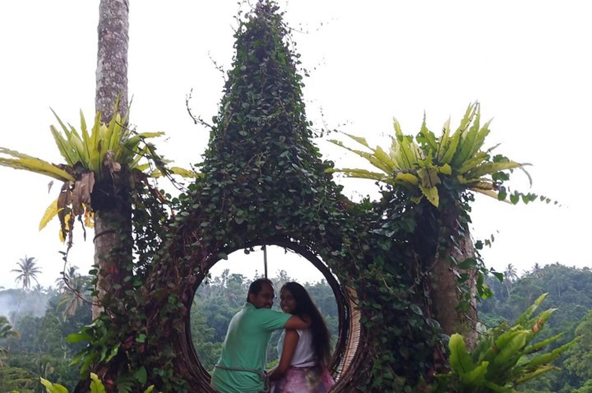 um homem e uma mulher sentados em uma porta circular