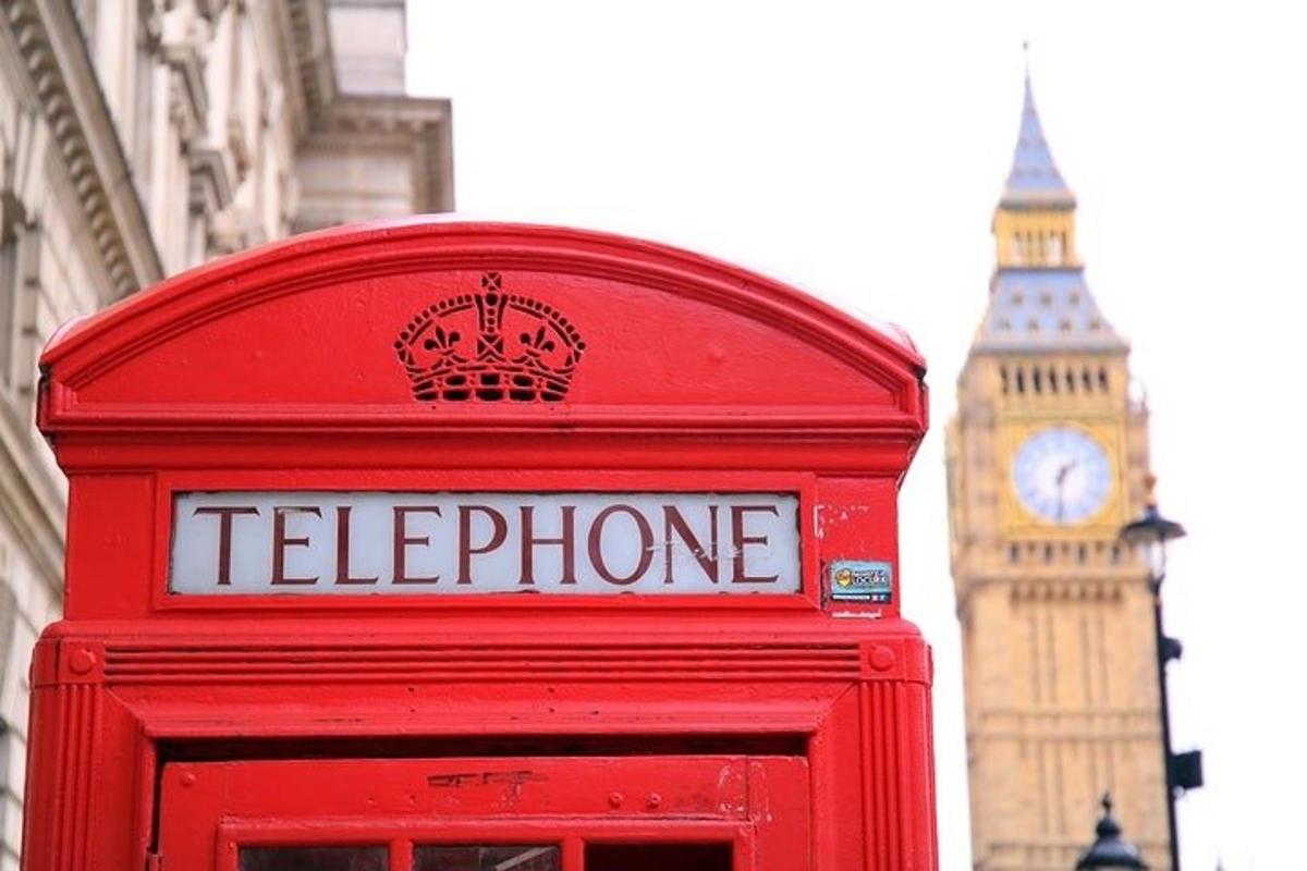 punane telefoniputka, mille taustal on Big Ben