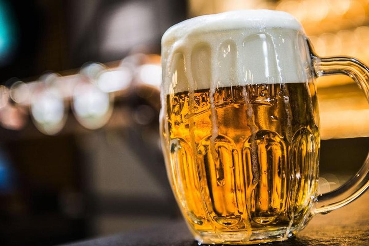 una gerra de cervesa asseguda sobre una taula