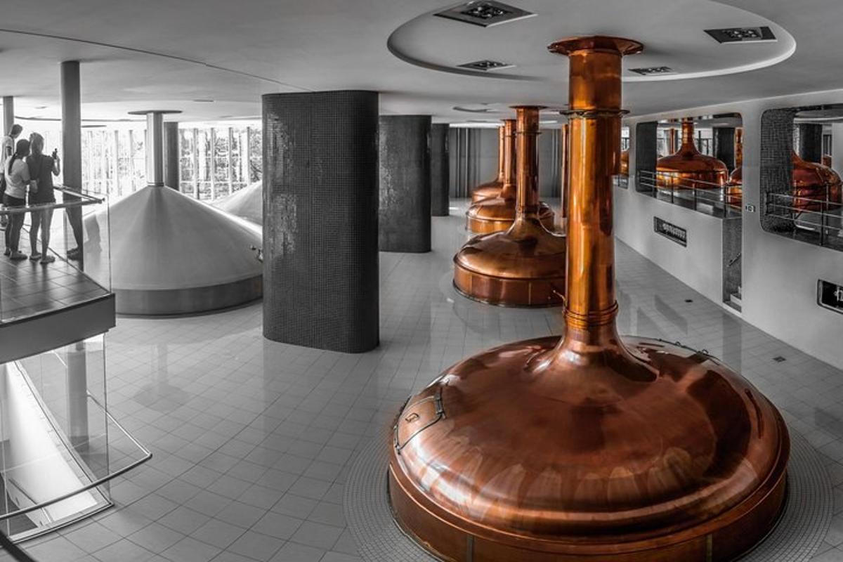 un museu amb un gran gerro de fusta exposat