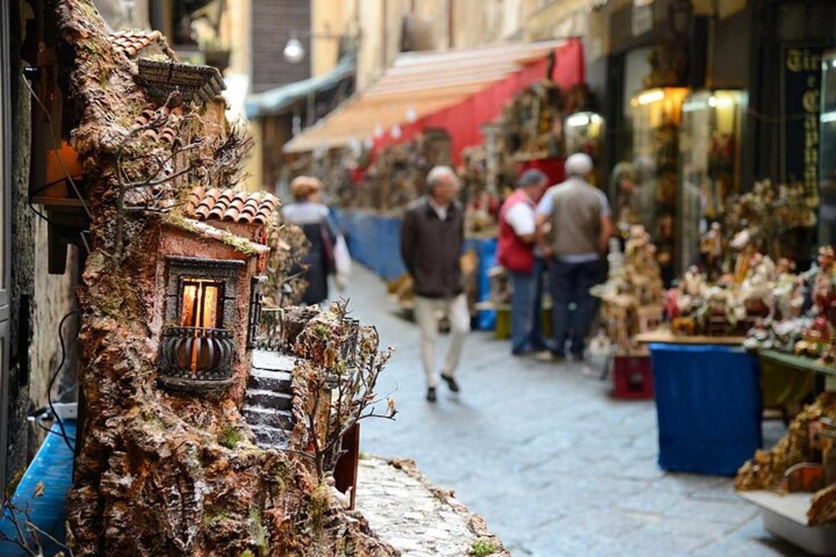 un grup de persones caminant per un carrer en un mercat