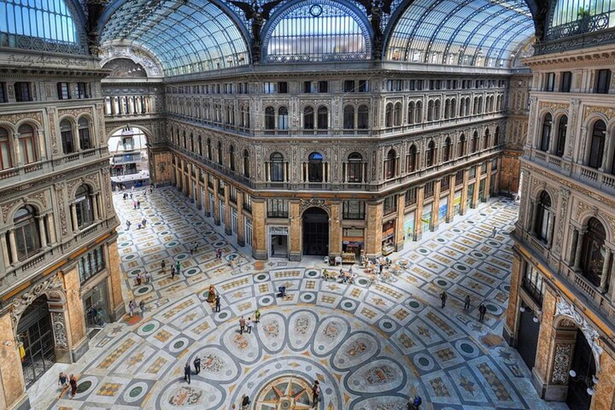 una vista cenital d'un gran edifici amb sostre