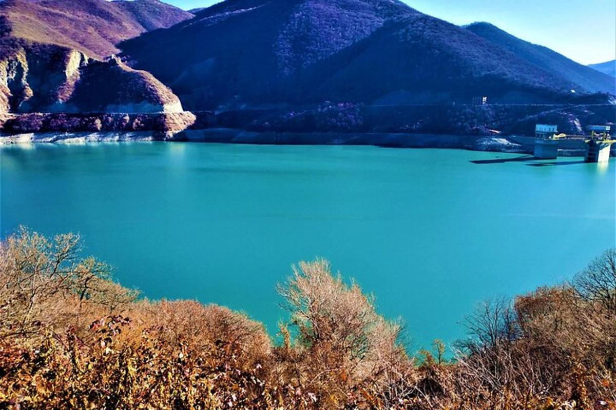 velké modré jezero s horami v pozadí