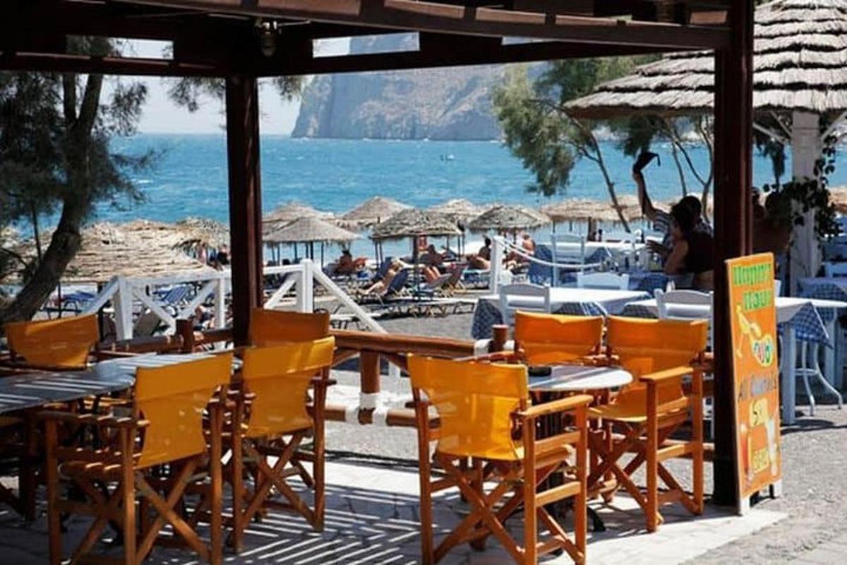un gruppo di tavoli e sedie su una spiaggia